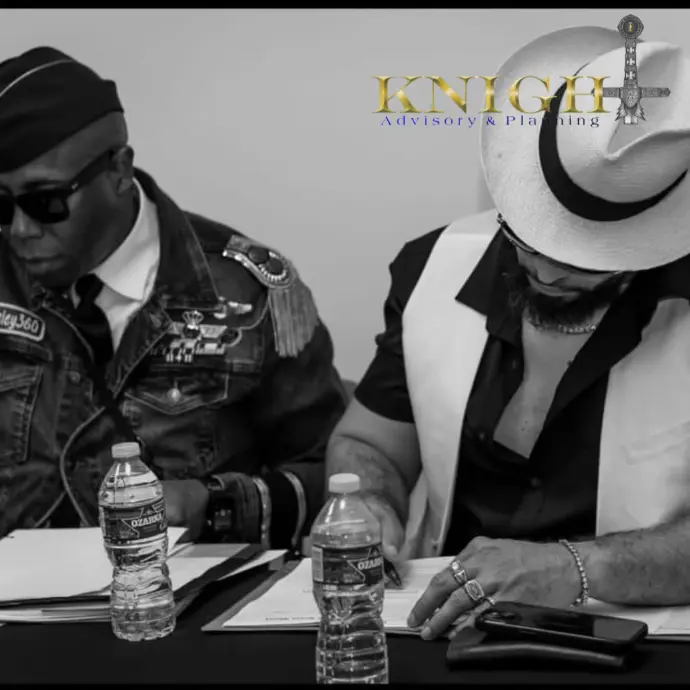 Christopher Knight Lopez and Tom Thorn judging models